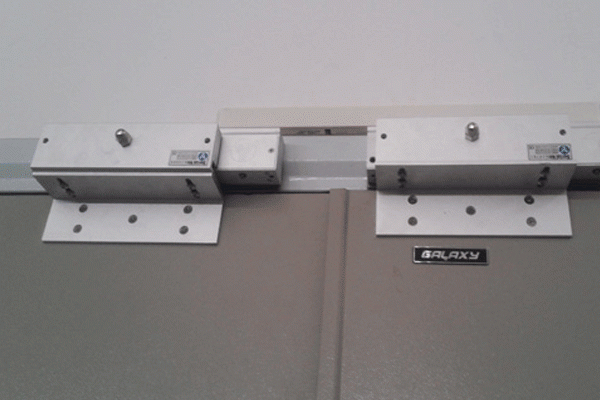 anh lắp đặt khóa cửa điện tử