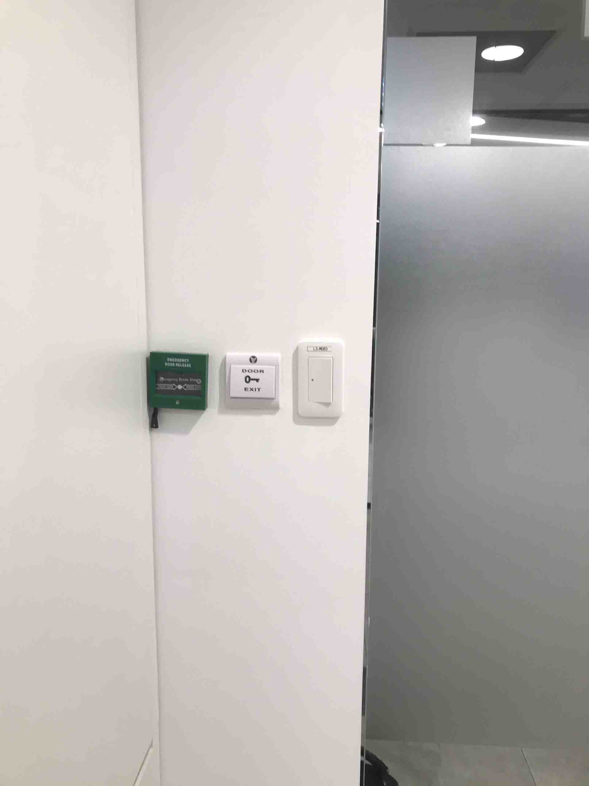 thiết bị kiểm soát ra vào 6