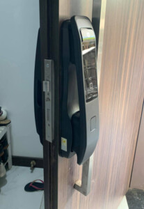 Lap Dat Khóa điện tử Yale YMI70