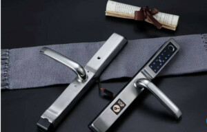 Tinh Nang Khóa cửa nhôm kính Akita Silver