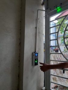 Sửa máy chấm công cho cửa phòng trọ